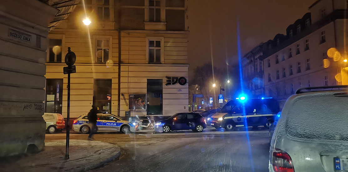Samochody Policji i WITD w Krakowie biorące udział w akcji ukierunkowanej na zwalczenie szarej strefy w przewozach osób.