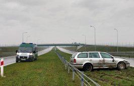 Na rozdzielającym jezdnie pasie zieleni znajdował się uszkodzony samochód osobowy.