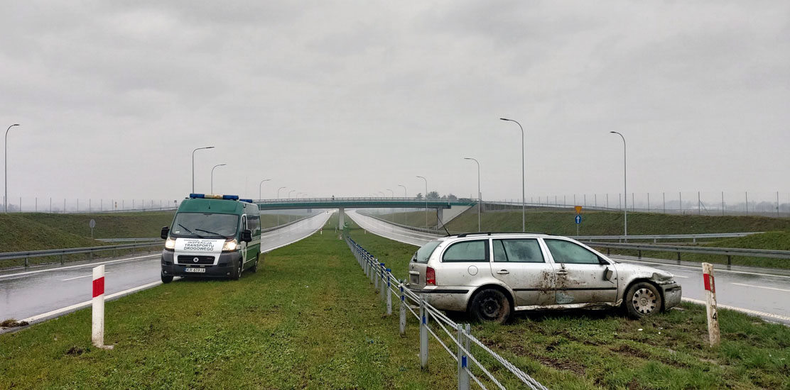 Na rozdzielającym jezdnie pasie zieleni znajdował się uszkodzony samochód osobowy.