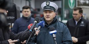 MWITD Paweł Kucharczyk podczas briefingu prasowego akcji „Bezpieczny autokar – ferie 2023”.