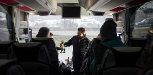 Wojewoda małopolski Łukasz Kmita przekazuje pamiątkową maskotkę - "Krokodylka Tirka".