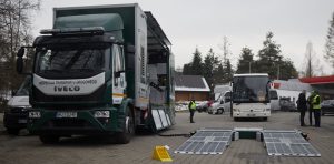 Autobus przewożący dzieci zmierza w kierunku mobilnej jednostki diagnostycznej.