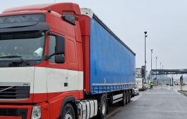 Zespół pojazdów zatrzymany do kontroli przez inspektorów ITD.