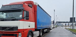 Zespół pojazdów zatrzymany do kontroli przez inspektorów ITD.