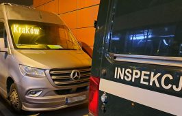Autobus linii regularnej w którym inspektorzy wykryli rażące naruszenia czasu pracy.