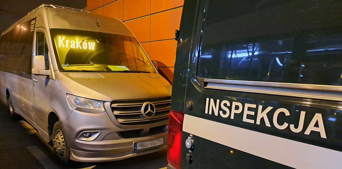Autobus linii regularnej w którym inspektorzy wykryli rażące naruszenia czasu pracy.