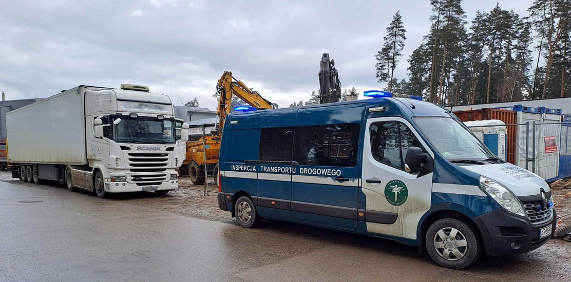 Pojazd kontrolny ITD oraz zatrzymany do kontroli ciągnik z naczepą.