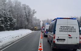 Samochód kontrolny ITD wezwany na miejsce wypadku drogowego z udziałem ciężarówki.