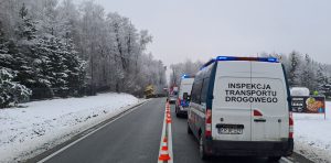 Samochód kontrolny ITD wezwany na miejsce wypadku drogowego z udziałem ciężarówki.