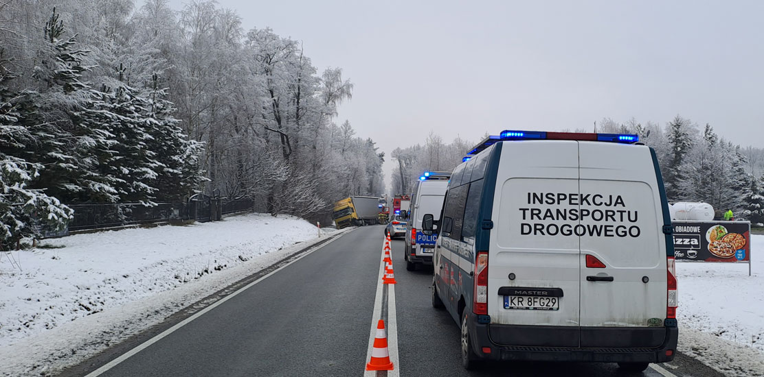 Samochód kontrolny ITD wezwany na miejsce wypadku drogowego z udziałem ciężarówki.