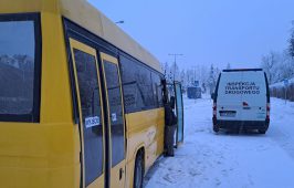 Zatrzymany autobus linii regularnej oraz samochód kontrolny ITD.