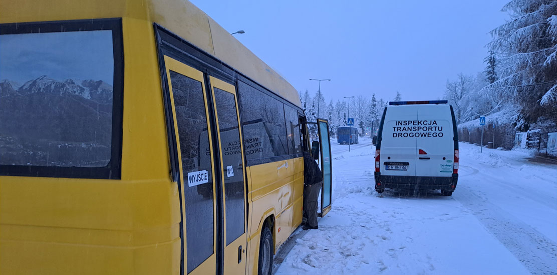 Zatrzymany autobus linii regularnej oraz samochód kontrolny ITD.