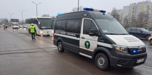 Samochód kontrolny ITD, w tle inspektor podczas akcji: trzeźwość oraz ilość przewożonych osób.