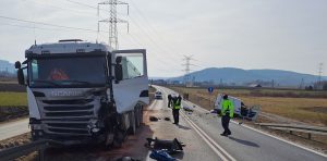 Miejsce zderzenia samochodu osobowego z samochodem ciężarowym.