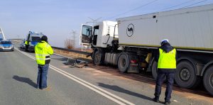Służby podczas usuwania skutków wypadku.