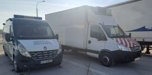 Samochód kontrolny ITD wraz z zatrzymanym przez inspektorów przeładowanym pojazdem dostawczym.