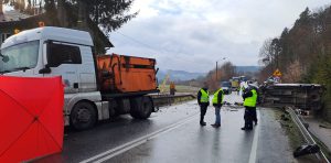 Miejsce tragicznego wypadku, na zdjęciu samochód ciężarowy oraz przewrócony bus.