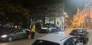 Inspektorzy ITD przeprowadzają kontrole na jednym z postojów taksówek w Krakowie.