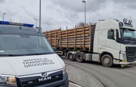 Samochód kontrolny ITD, w tle transport drewna. Akcja ważenie pojazdów na autostradzie A4.
