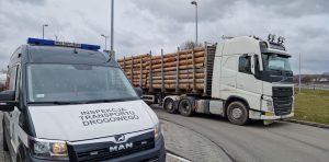 Samochód kontrolny ITD, w tle transport drewna. Akcja ważenie pojazdów na autostradzie A4.