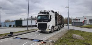 Samochód ciężarowy przewożący drewno zmierza w kierunku punktu ważenia na autostradzie A4.