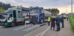 Przedstawicieli Europejskiego Urzędu ds. Pracy (ELA) uczestniczą w szczegółowej kontroli stanu technicznego ciężarówki. Kontrola przeprowadzana jest z użyciem najnowocześniejszej Mobilnej Jednostki Diagnostycznej, jaką dysponuje małopolska Inspekcja Transportu Drogowego.