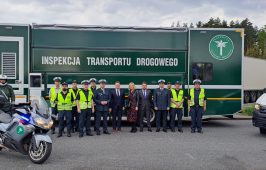 Wspólne działania inspektorów małopolskiej Inspekcji Transportu Drogowego z przedstawicielami Europejskiego Urzędu ds. Pracy (ELA) na autostradzie A4 w pobliżu Krakowa.