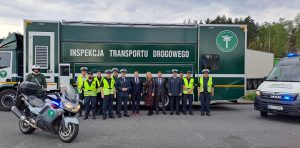 Wspólne działania inspektorów małopolskiej Inspekcji Transportu Drogowego z przedstawicielami Europejskiego Urzędu ds. Pracy (ELA) na autostradzie A4 w pobliżu Krakowa.