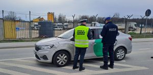 Inspektor ITD wraz z funkcjonariuszem Policji podczas działań kontrolnych.