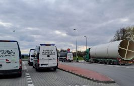 Samochody kontrolne ITD uczestniczące w akcji ukierunkowanej na ważenie pojazdów, w tle kontrolowany pojazd ciężarowy