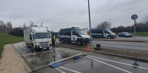 Punkt ważenia pojazdów na autostradzie A4, pojazd dostawczy przed dokonaniem pomiaru, w tle samochody kontrolne ITD.