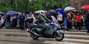 Motocykl WITD Kraków uczestniczący w defiladzie z okazji obchodów Narodowego Święta 3 Maja.