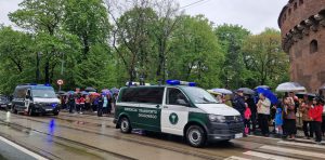 Pojazdy kontrolne WITD Kraków uczestniczące w defiladzie z okazji obchodów Narodowego Święta 3 Maja.