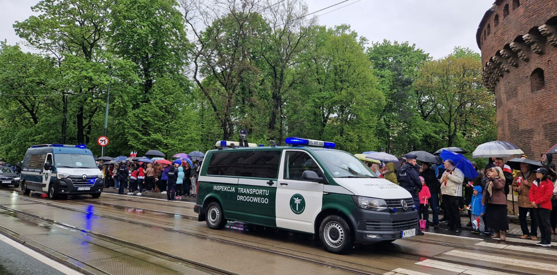 Pojazdy kontrolne WITD Kraków uczestniczące w defiladzie z okazji obchodów Narodowego Święta 3 Maja.