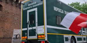 Mobilna stacja diagnostyczna uczestnicząca w defiladzie z okazji obchodów Narodowego Święta 3 Maja.
