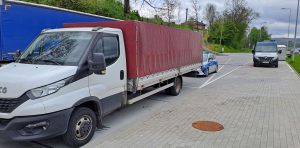 Przeładowany samochód dostawczy, w tle pojazd kontrolny ITD.