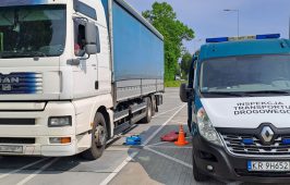Samochód ciężarowy podczas kontroli dopuszczalnych norm emisji spalin, obok pojazd kontrolny WITD Kraków.