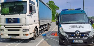Samochód ciężarowy podczas kontroli dopuszczalnych norm emisji spalin, obok pojazd kontrolny WITD Kraków.