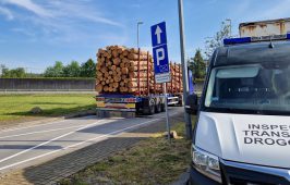 W tle zatrzymany do kontroli (autostrada A4) przeciążony zespół pojazdów przewożący drewno.
