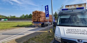 W tle zatrzymany do kontroli (autostrada A4) przeciążony zespół pojazdów przewożący drewno.