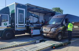 Inspektor ITD w Nowym Targu kontroluje autobus przy użyciu Mobilnej Jednostki Diagnostycznej.