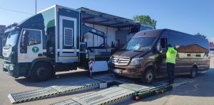 Inspektor ITD w Nowym Targu kontroluje autobus przy użyciu Mobilnej Jednostki Diagnostycznej.