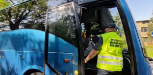 Inspektor ITD kontroluje autobus, którym grupa około 50 dzieci planowała wyruszyć w podróż do Grecji.
