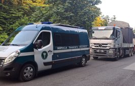 Zespół pojazdów, którym przewożono 2 zbiorniki betonowych szamb, piwnicę betonową oraz schody.