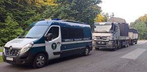 Zespół pojazdów, którym przewożono 2 zbiorniki betonowych szamb, piwnicę betonową oraz schody.