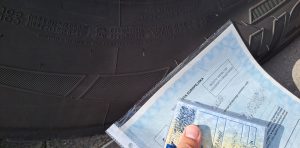 W trakcie kontroli ujawniono niewystarczający indeks nośności opon na osi pierwszej autobusu, co kwalifikuje się jako usterkę niebezpieczną.