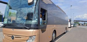 Inspektorzy w ramach prowadzonej ogólnopolskiej akcji BEZPIECZNY AUTOKAR zatrzymali do kontroli autokar.