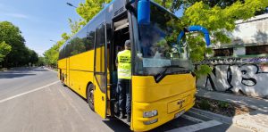 Inspektor podczas kontroli autobusu, który nie zmieścił się pod wiaduktem kolejowym.