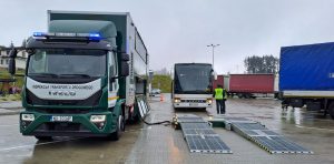 Inspektorzy kontrolowali autobusy w ramach akcji „Bezpieczny autokar” za pomocą mobilnej stacji diagnostycznej.