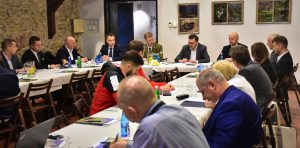 Posiedzenie Wojewódzkiego Zespołu Zarządzania Kryzysowego pod przewodnictwem wojewody małopolskiego Łukasza Kmity.